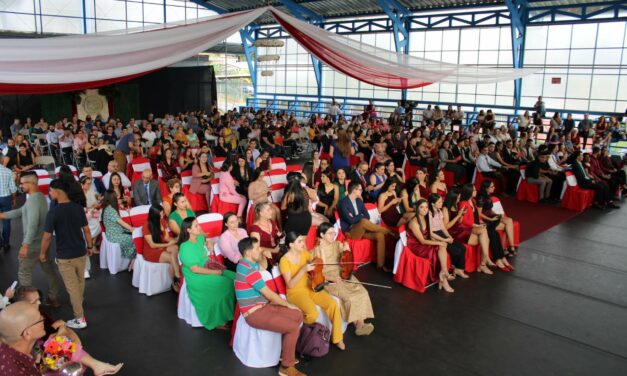 133 graduados de la Sede Brunca celebraron la obtención de su título
