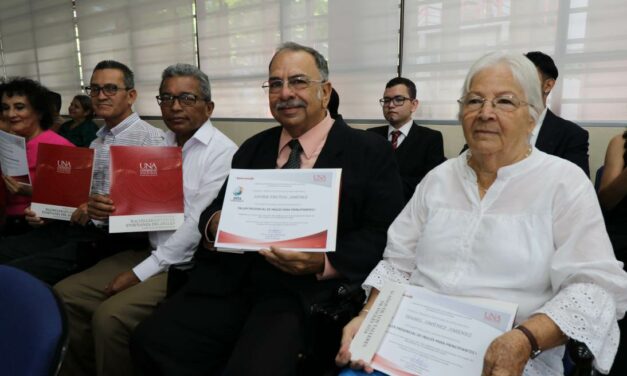 How nice! Una gradúa a 100 adultos mayores en inglés