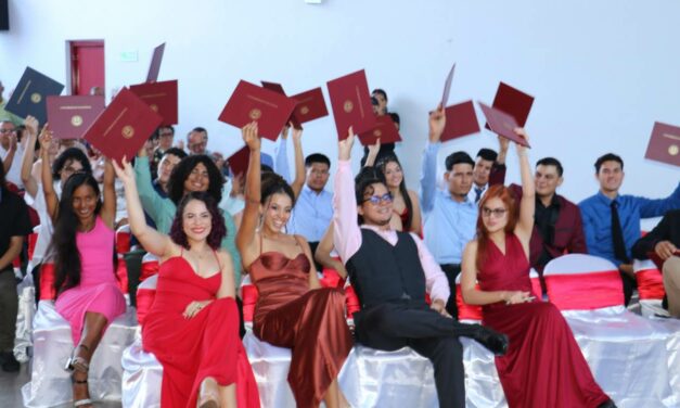 UNA gradúa a más de dos mil profesionales