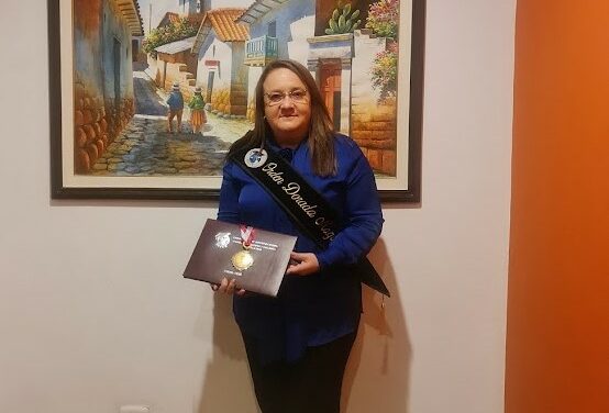Académica de la UNA recibe galardón por excelencia educativa