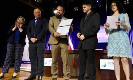 UNA reacredita carreras de Química Industrial y Comercio Internacional