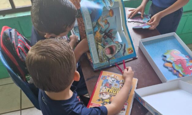 Valijas viajeras llenan de conocimiento a estudiantes de escasos recursos