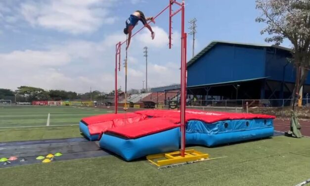 Celebrando el día del deporte: atleta de la UNA logra la mejor marca de salto con pértiga