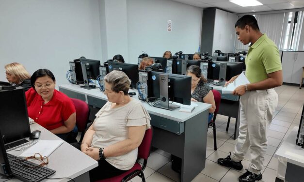 “Quiero aprender sin miedo”: personas adultas se reconectan con la tecnología en la UNA