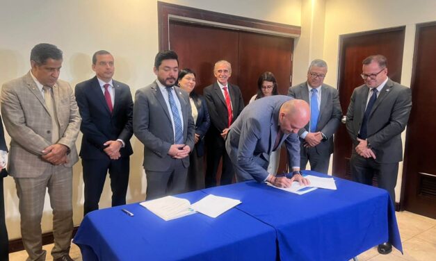 Gobierno y Universidad acuerdan aumento del 1% para el FEES 2026