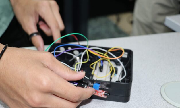 Jóvenes incursionan en el futuro de los robots