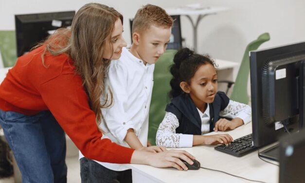 Gestión educativa y liderazgo, claves en la incorporación de tecnología en centros educativos públicos