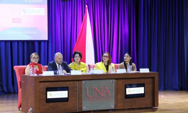 UNA acredita tres nuevas carreras con aval del SINAES