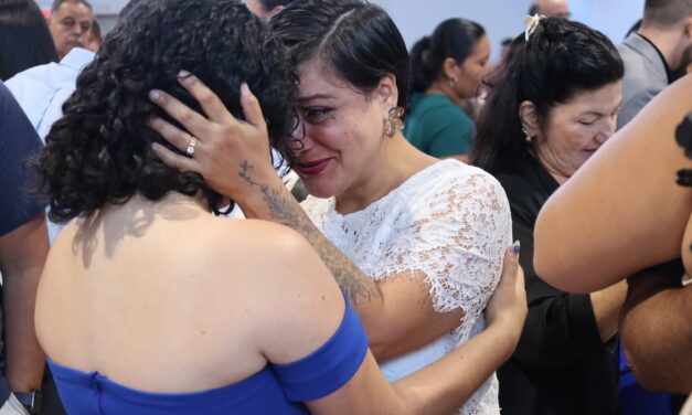 Contra toda expectativa: el abrazo de una madre que vio a su hija graduarse