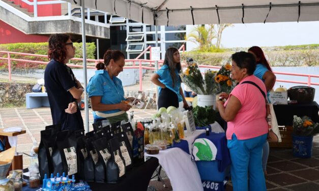 Reunión de saberes y productos en feria de agroecología y buen vivir