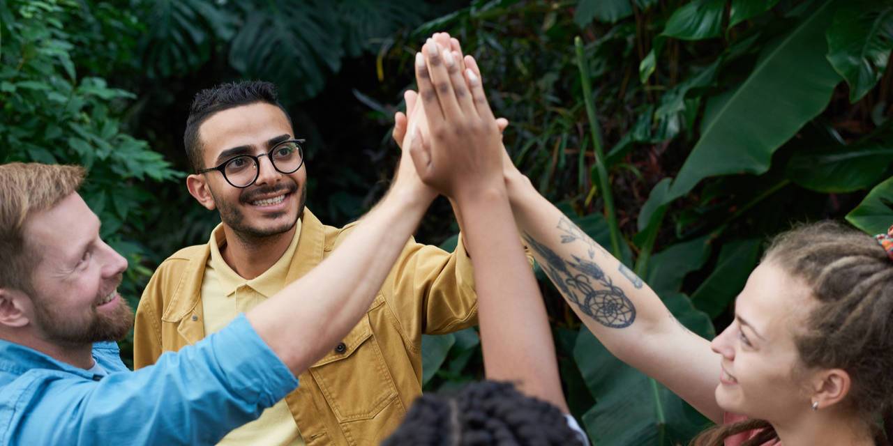 Estudiantes uniendo sus manos