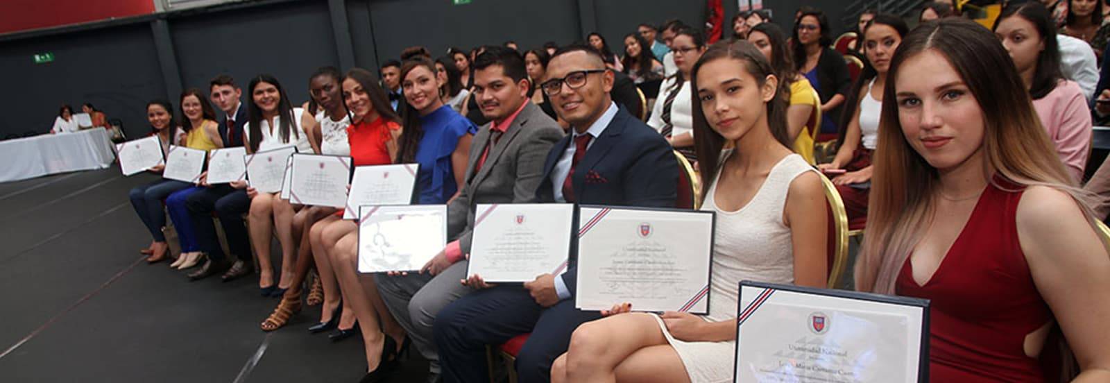 Graduación de estudiantes UNA